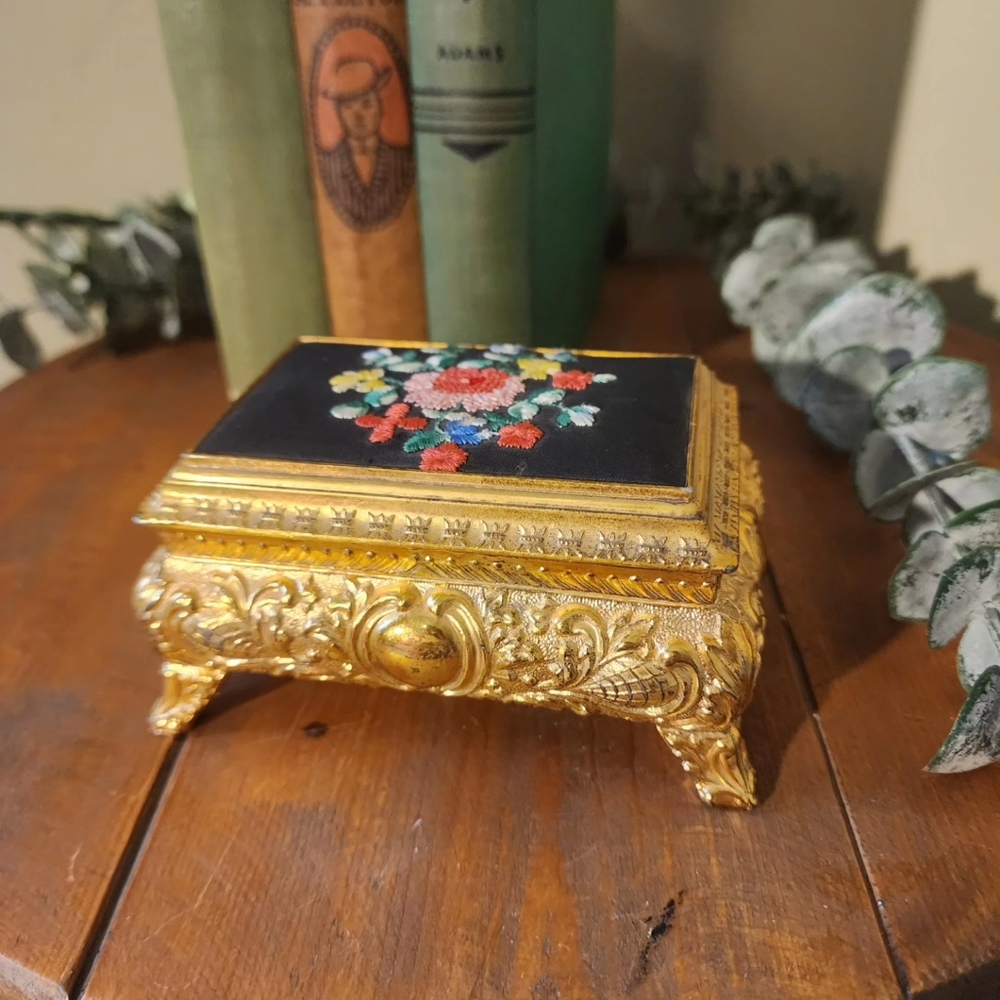 Vintage Gold toned trinket/jewelry box